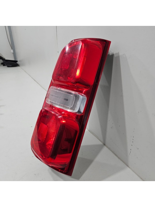 Lanterna Traseira Direita Peugeot Expert 2018 À 2024 Detalhe