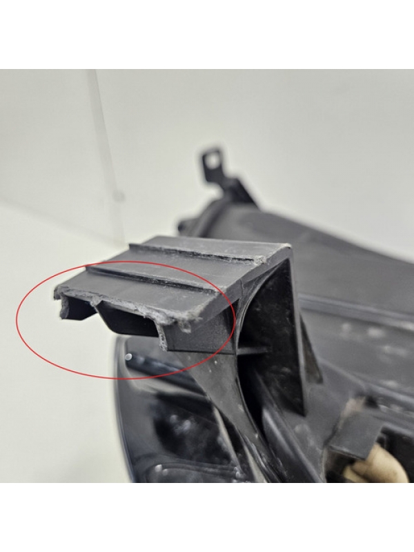 Farol Lado Direito Renault Master 2.3 2023 2024 2025 Detalhe