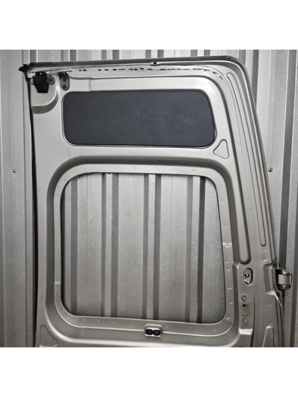 Porta Traseira Esquerda Renault Master 2005 A 2013 Detalhe.