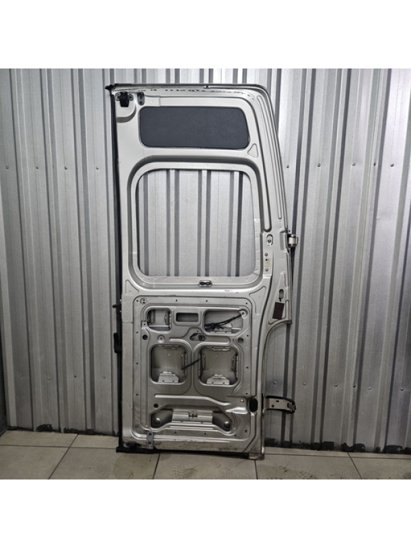 Porta Traseira Esquerda Renault Master 2005 A 2013 Detalhe.